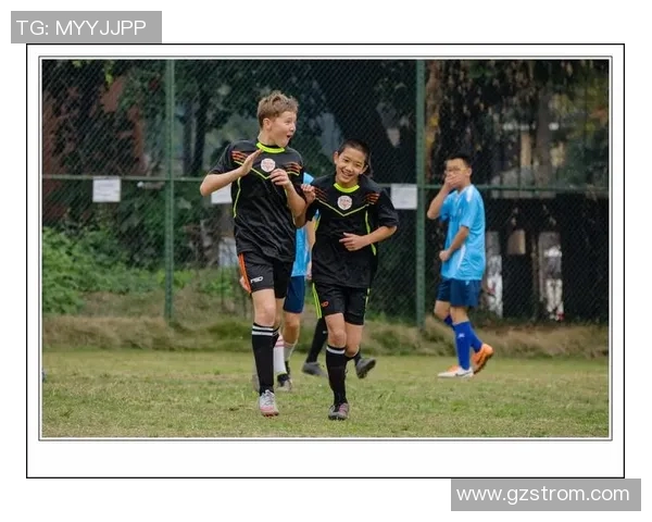 足球明星们童年时光的奋斗与梦想：从小球场到世界舞台的成长故事